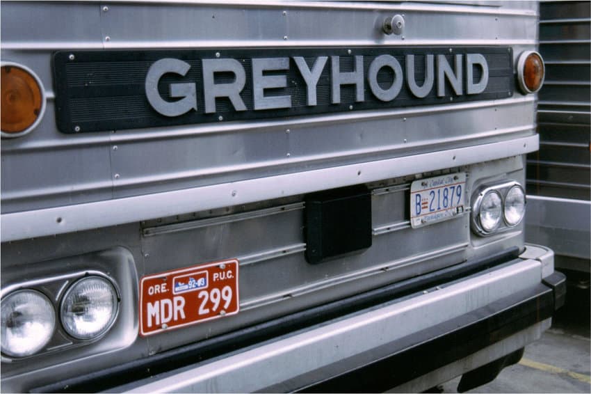 Figuur%204_VORAD%20radar Voorkant van een Greyhound-bus met een radarunit onder het logo