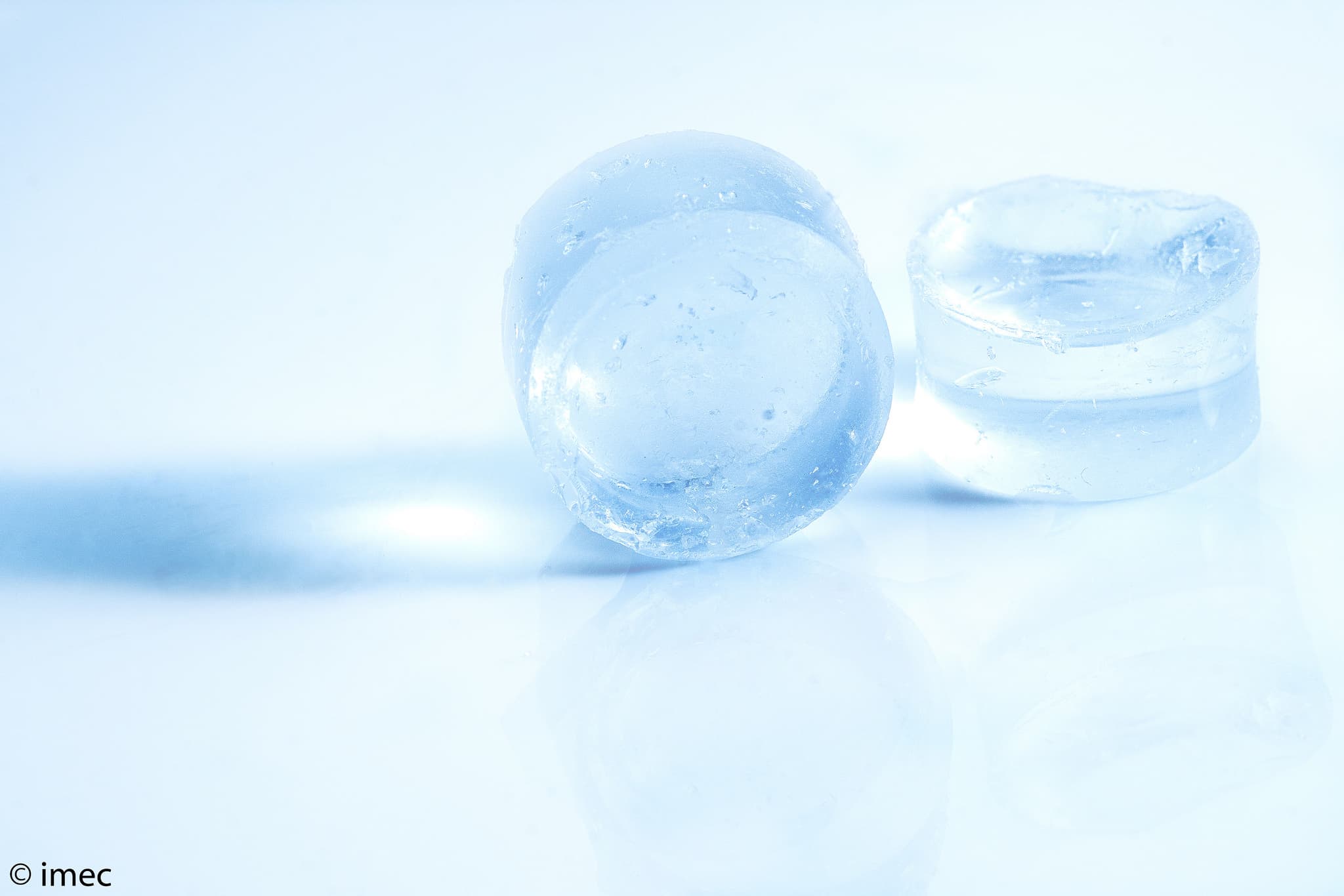 foto_electrolyt_LR_0 Blue translucent electrolyte sample spheres on a white background