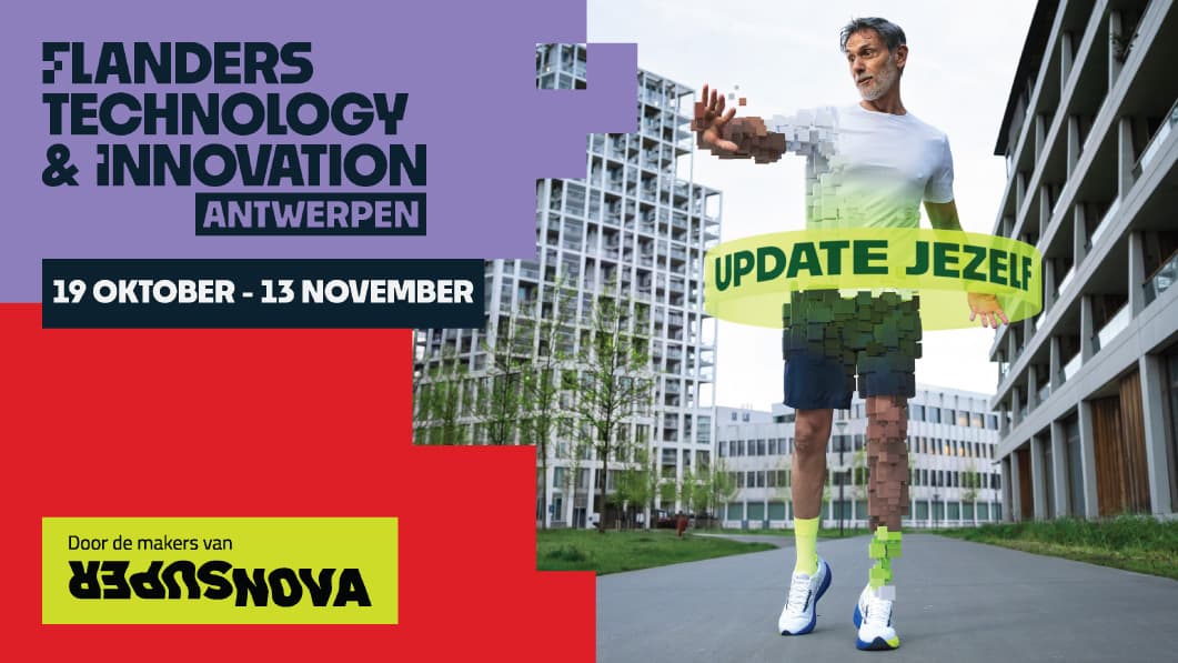 FTI-Antwerpen-2026 Man die door een stedelijke binnenplaats rent met een gepixelde, technologische lichaamseffect en een "UPDATE JEZELF"-banner