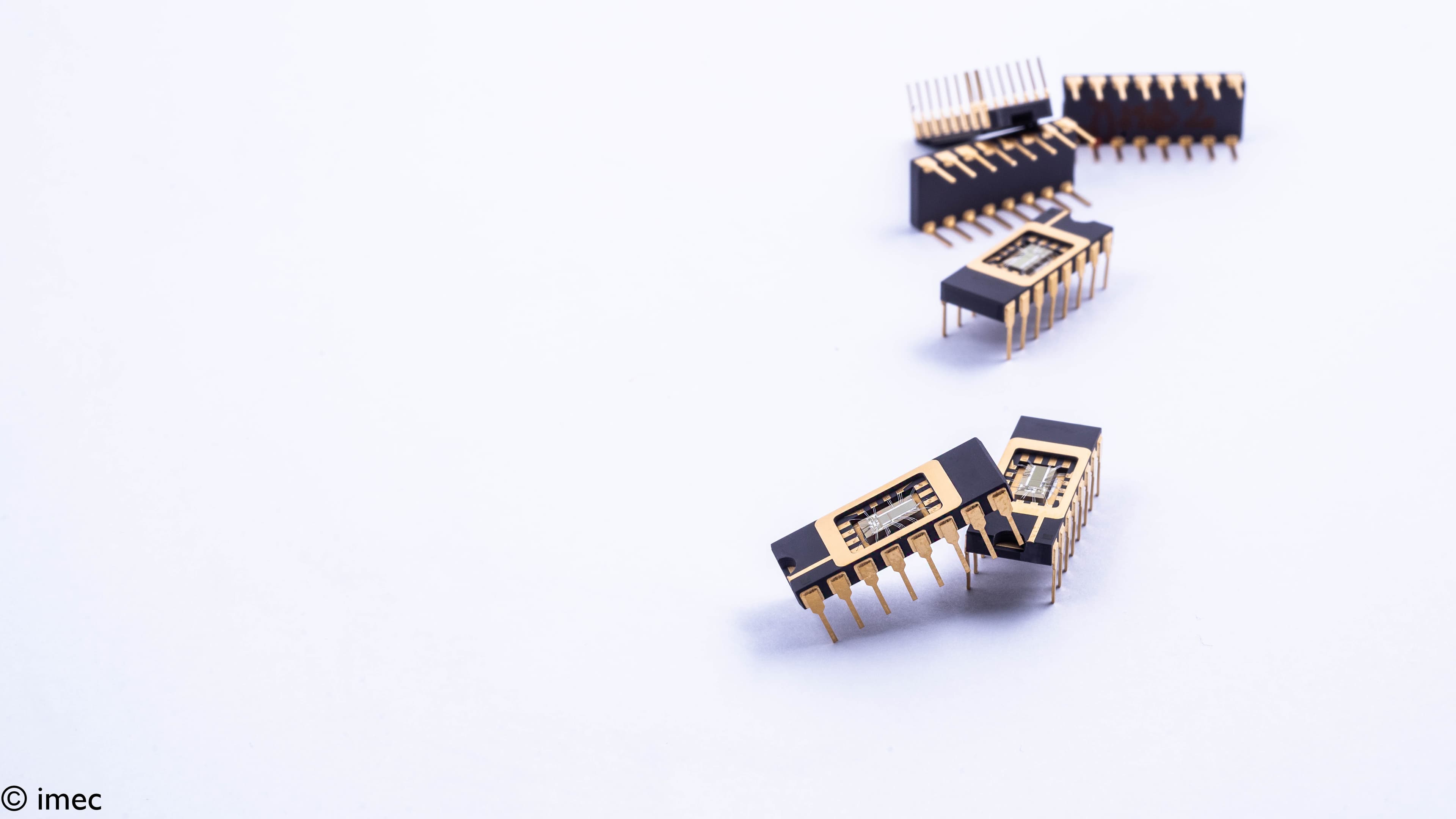 GaN integrierte Schaltkreis-Chips auf weißem Hintergrund Several GaN integrated circuit chips arranged on a white background