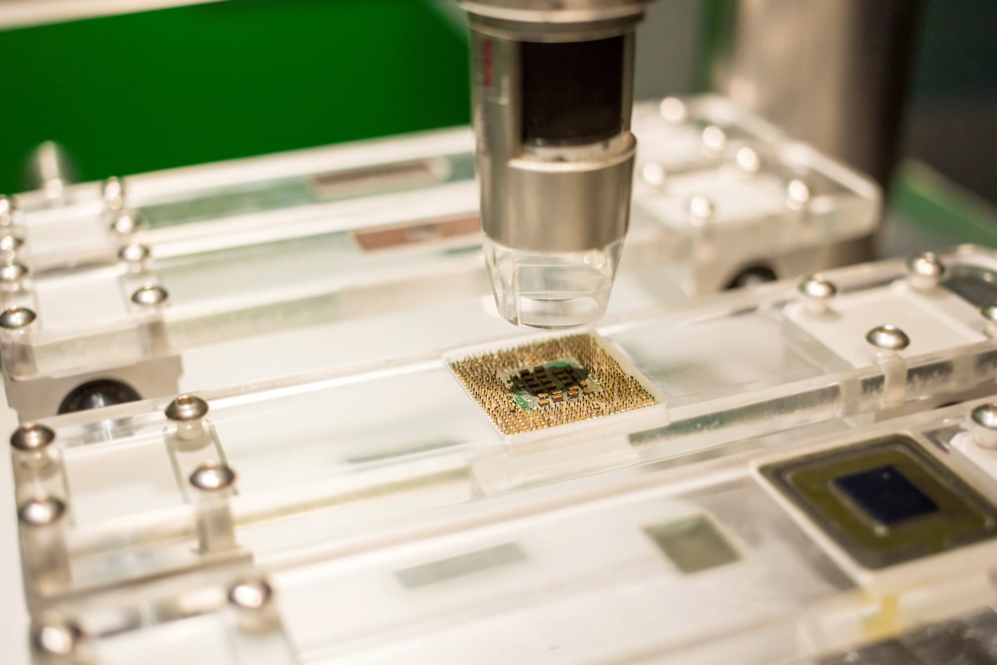 GettyImages-1174758917-fig-1_0 Microscoop uitgelijnd boven een chip-op-chip-testopstelling in een laboratoriumopstelling