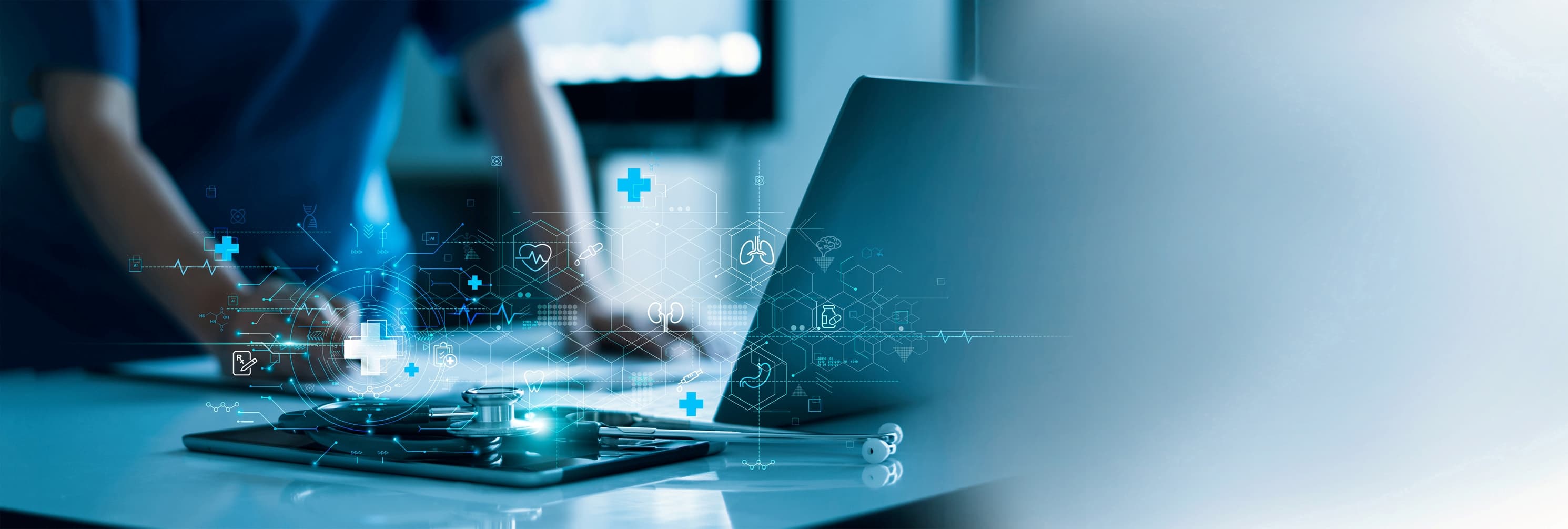 GettyImages-1404145320-SolidMonitor Persoon die een laptop gebruikt met digitale gezondheidsiconen eroverheen