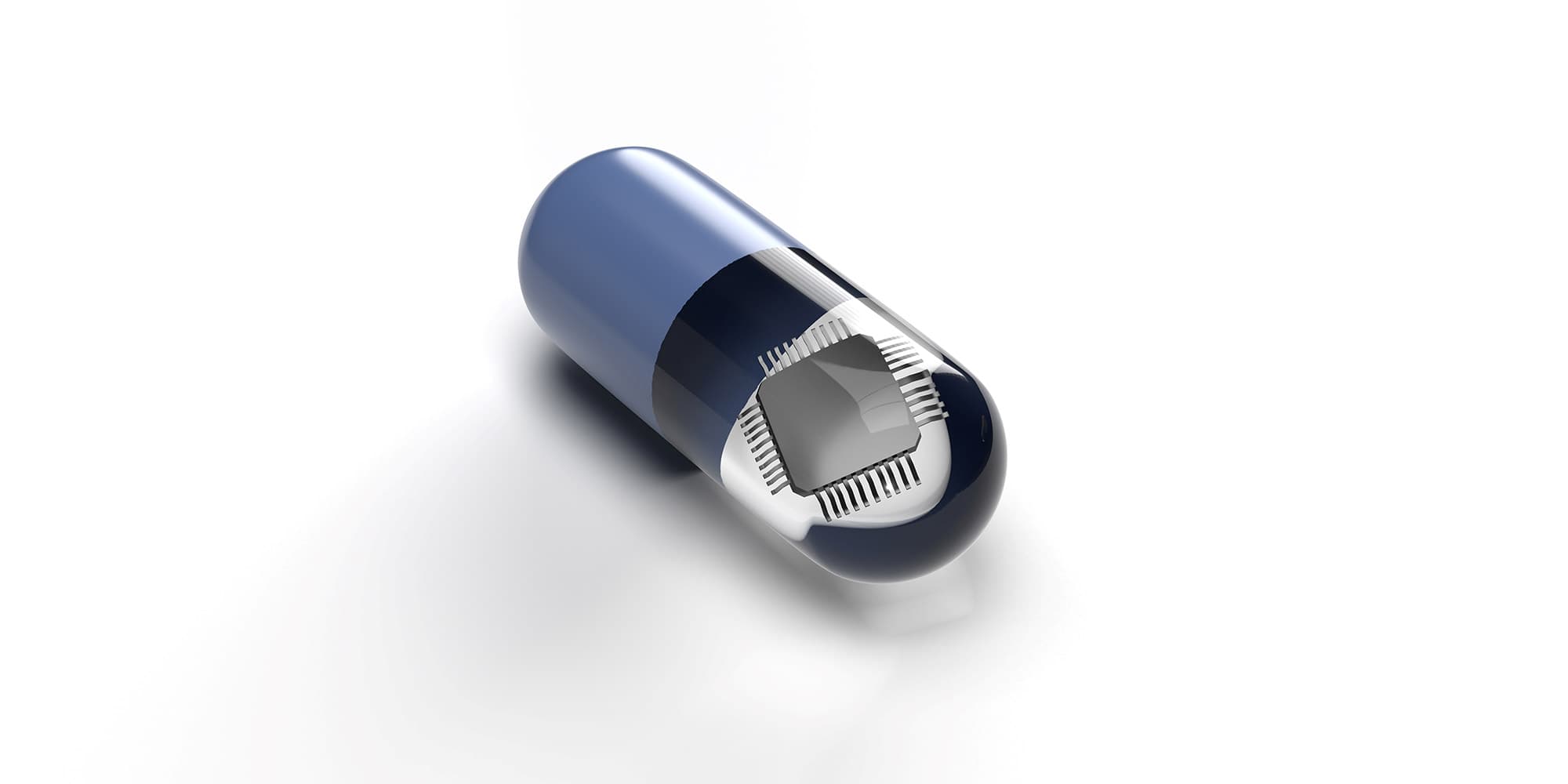 GettyImages-1431508903-Fig-3_0 Illustratie van een capsule met een microchip op een witte achtergrond