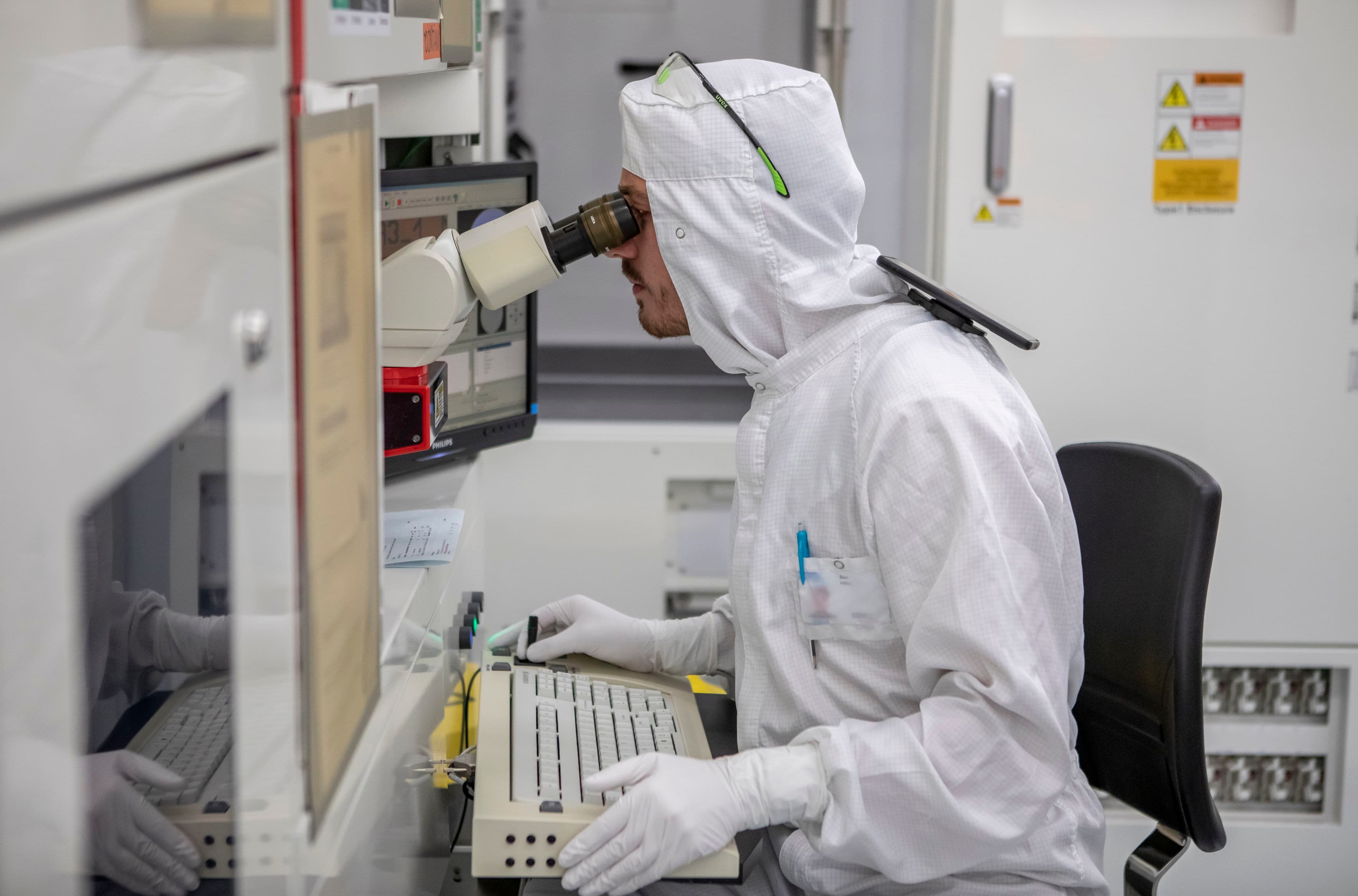Header_1 Researcher in a cleanroom using a microscope at a metrology workstation