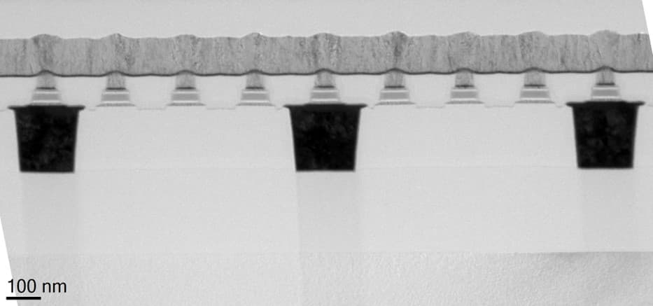 Microscope cross-section of semiconductor contacts Microscope cross-section of a semiconductor structure with repeating narrow contacts and 100 nm scale bar