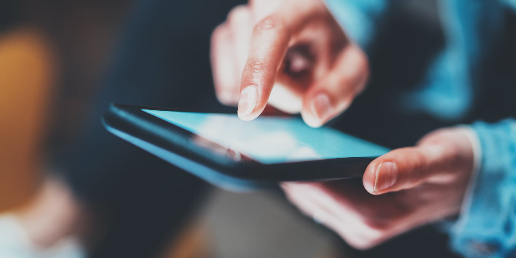 header_6G Hands using a touchscreen smartphone or tablet