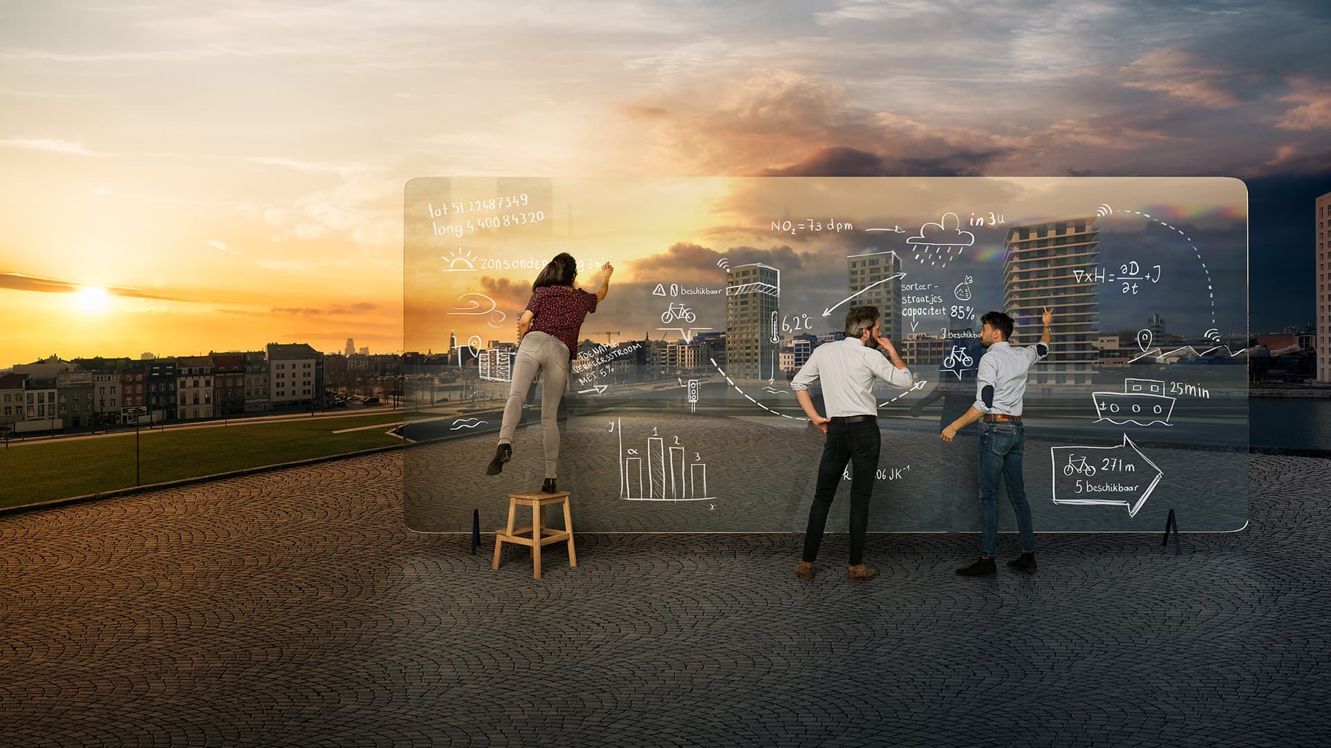 Header_CoT_0 Mensen die data en stadsideeën schetsen op een transparant scherm bij zonsondergang boven een stedelijke waterkant