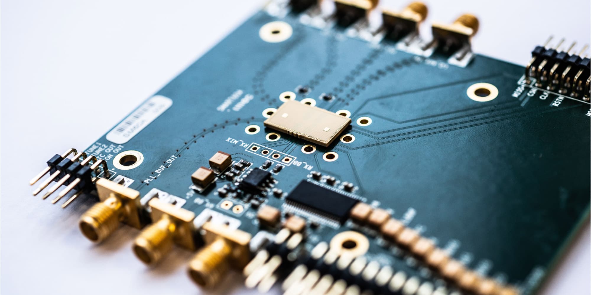 headerradar_1 Close-up of a radar circuit board with a central chip and gold connectors