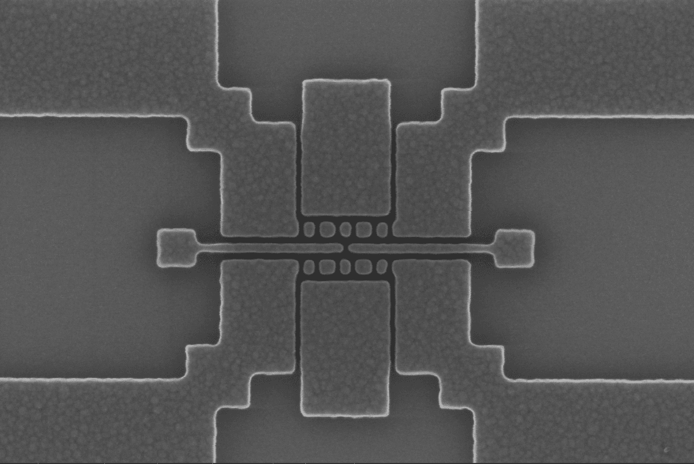 hNA_SGL_gates%20header Scan-elektronenmicroscoopbeeld van een quantumdot-qubitapparaat met gepatternede gates en contacten