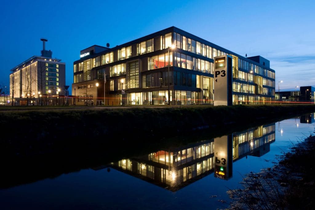 holst-2_1 imec buildings at dusk reflected in a calm canal