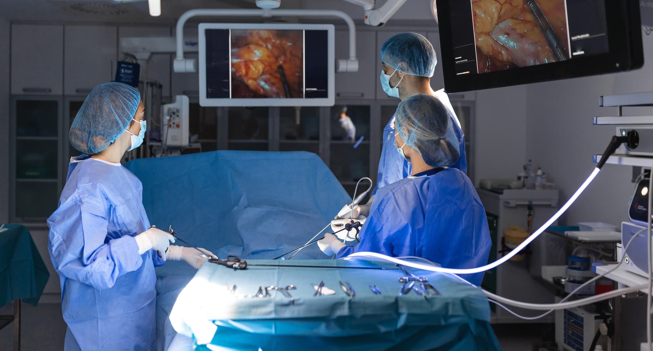 Hypervision%20imec Surgeons in an operating room using monitors that show real-time surgical imaging