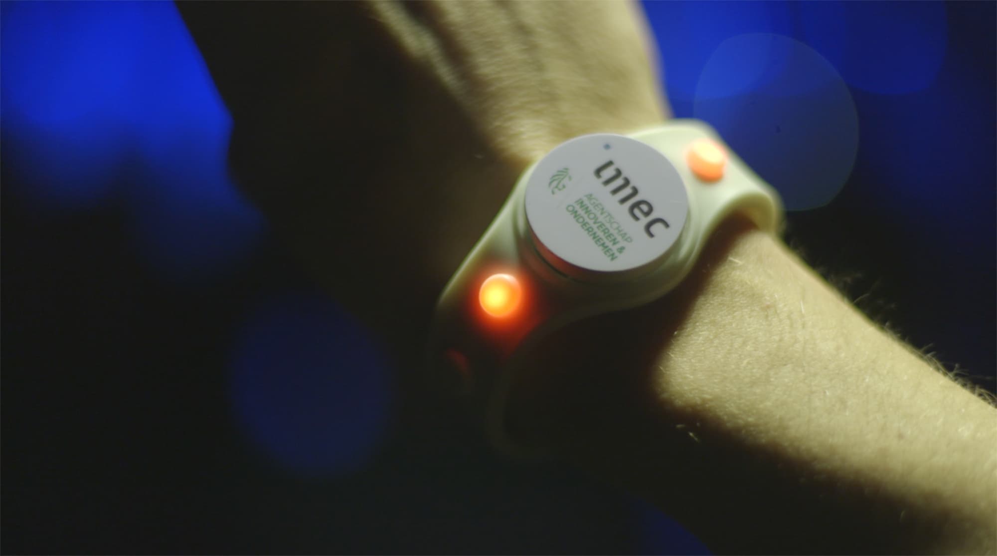 iFEST_1 Imec festival wristband with a glowing sensor on a person's wrist