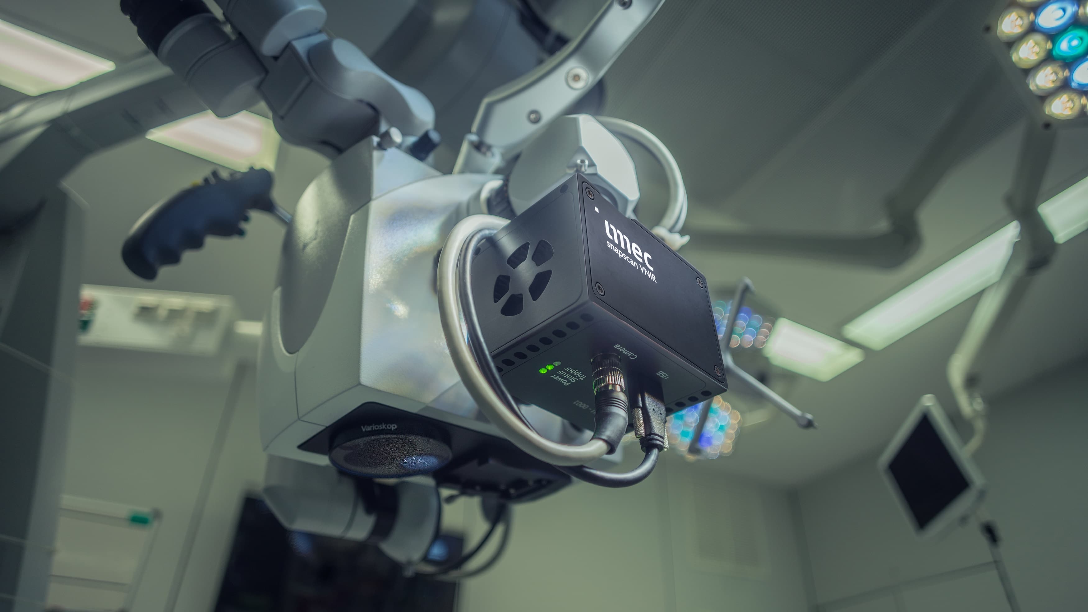 Image-2_Imec%27s-snapscan-VNIR-150-camera-mounted-on-surgical-microscope imec hyperspectral camera mounted on a surgical microscope in an operating room