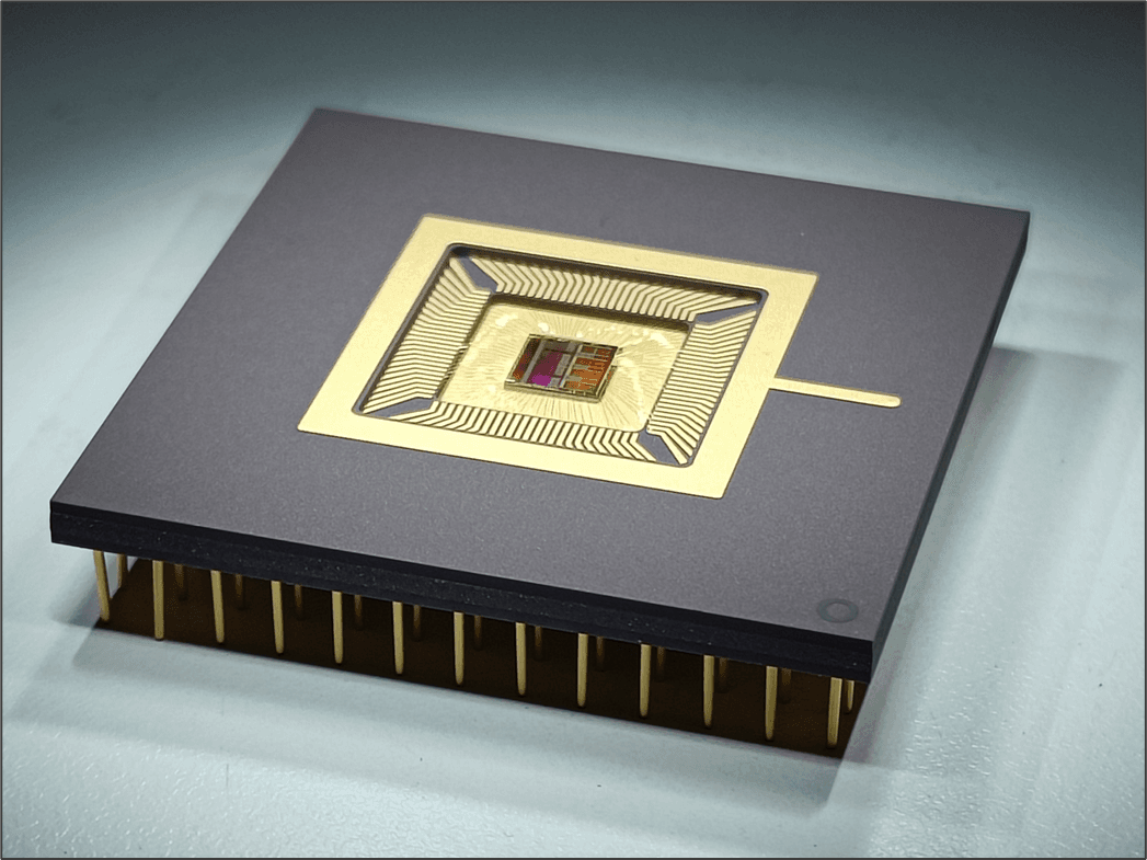 Semiconductor chip package with central die Semiconductor chip package with a central die and gold bond pads