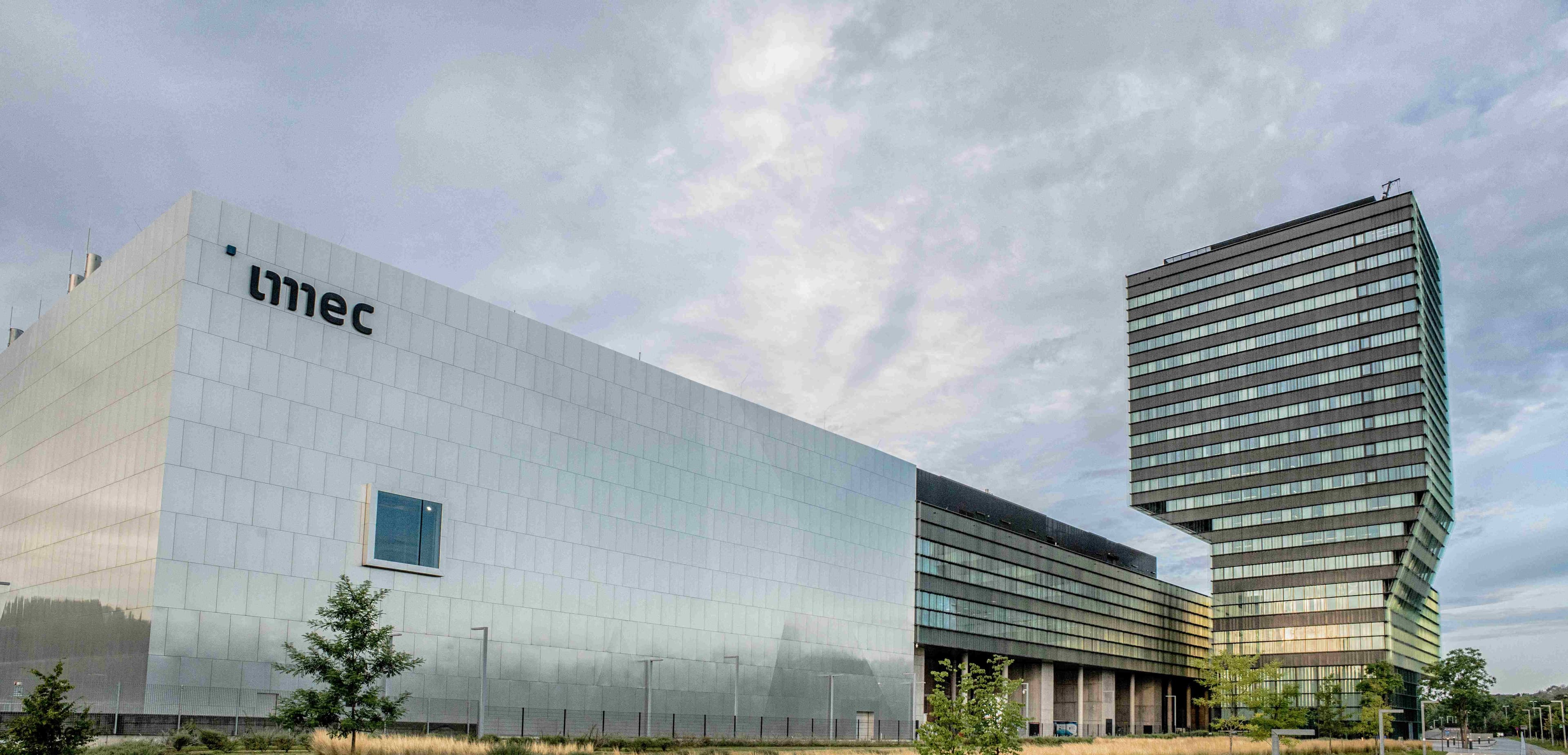 imec%20toren%20%20horizontaal imec-campusgebouwen onder een bewolkte lucht