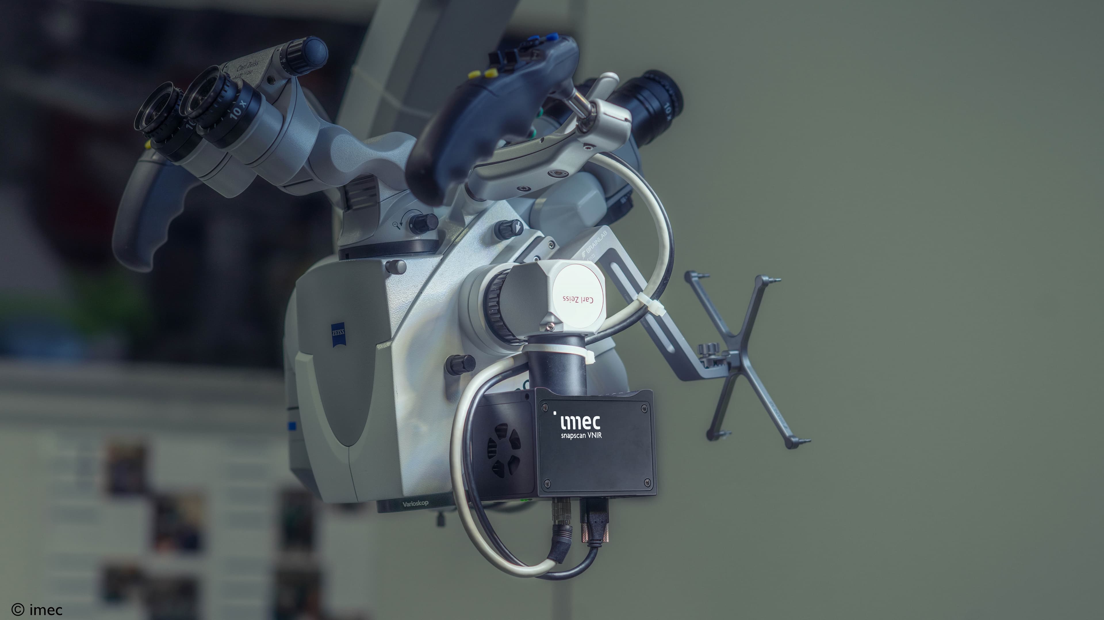 Imec%27s-snapscan-VNIR-150-camera-mounted-on-the-ZEISS-surgical-microscope-1-header Surgical microscope with an imec hyperspectral camera mounted on it