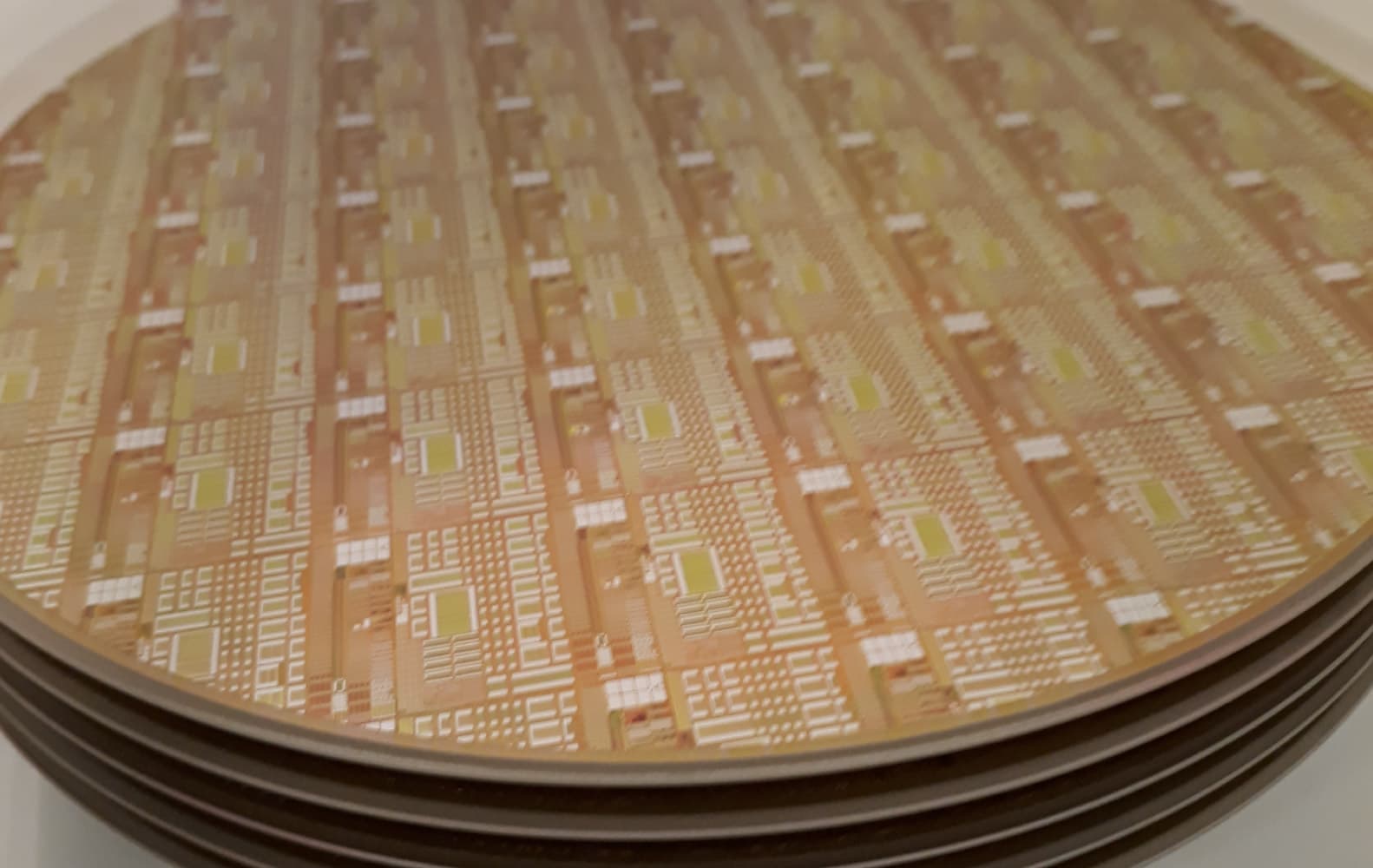 Imec-and-Qromis-Present-High-Performance-p-GaN-HEMTs-on-200mm-CTE-matched-Substrates_1 200mm wafer with patterned semiconductor devices stacked in a tray
