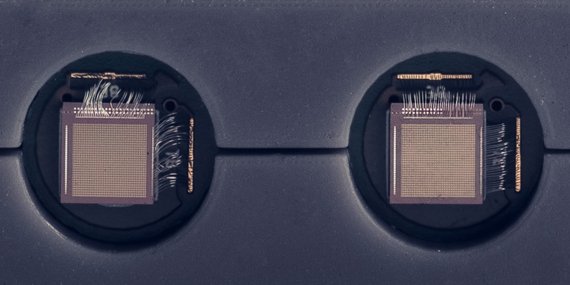 Imec%E2%80%99s-Ultrasound-Sensor-Technology-Yields-Accurate-Pulse-Wave-Velocity-And-Blood-Pressure-Values Twee ultrasoonsensorchips naast elkaar op een donker oppervlak