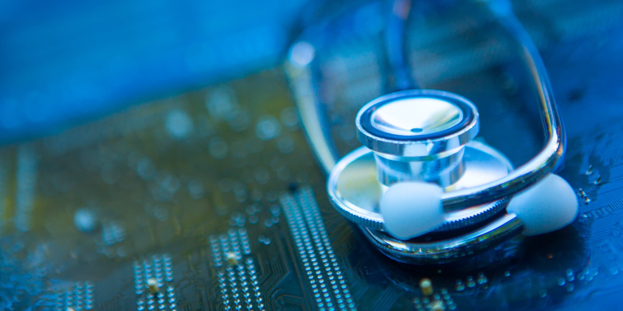 imec_life-sciences_diagnostics_1 Stethoscope on a circuit board with a blurred lab background, suggesting medical diagnostics and chip-based sensing