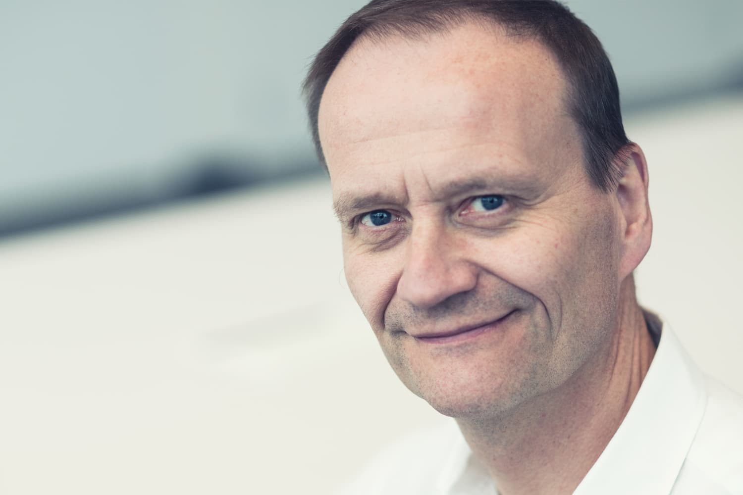 imec-magazine-c-01-paul-heremans_1 Portrait of Paul Heremans, smiling against a light background