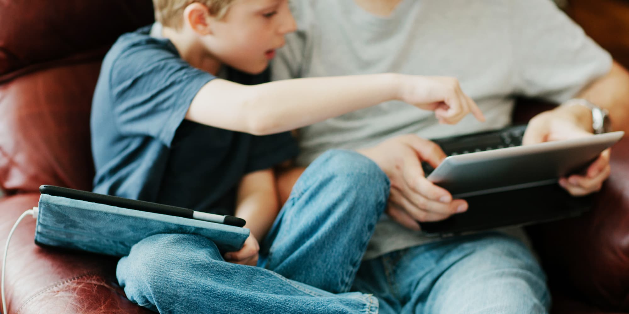 imec-magazine-digimeter_1 Child and adult sitting on a couch using tablets together