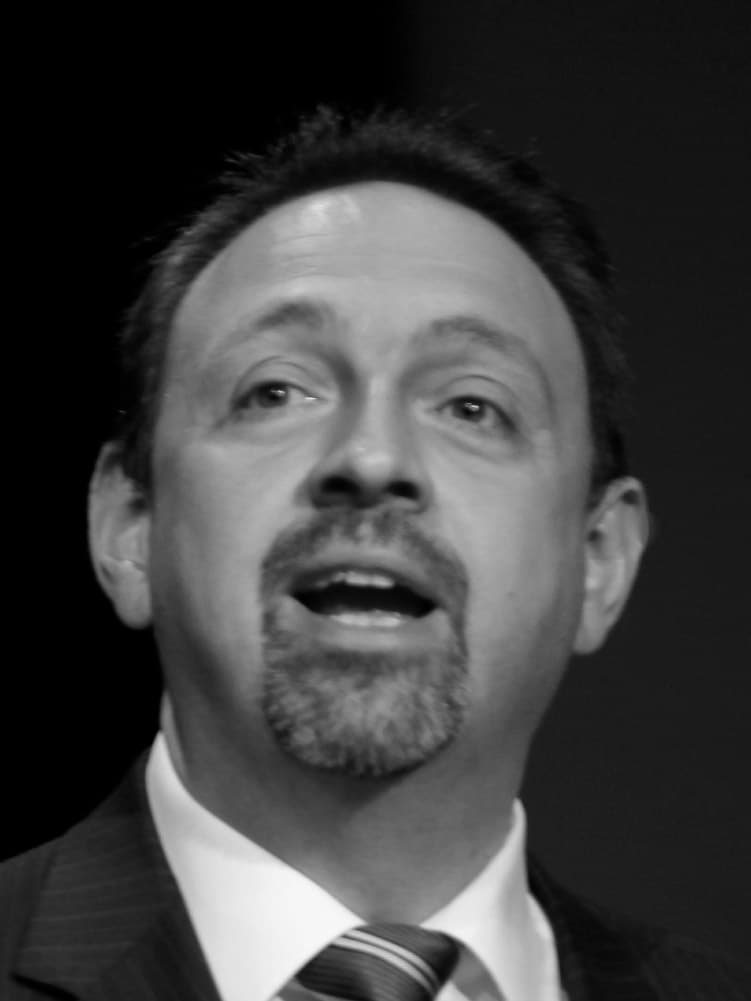 imec-magazine_Yves-Moreau_bio_1 Black-and-white headshot of Yves Moreau in a suit and tie