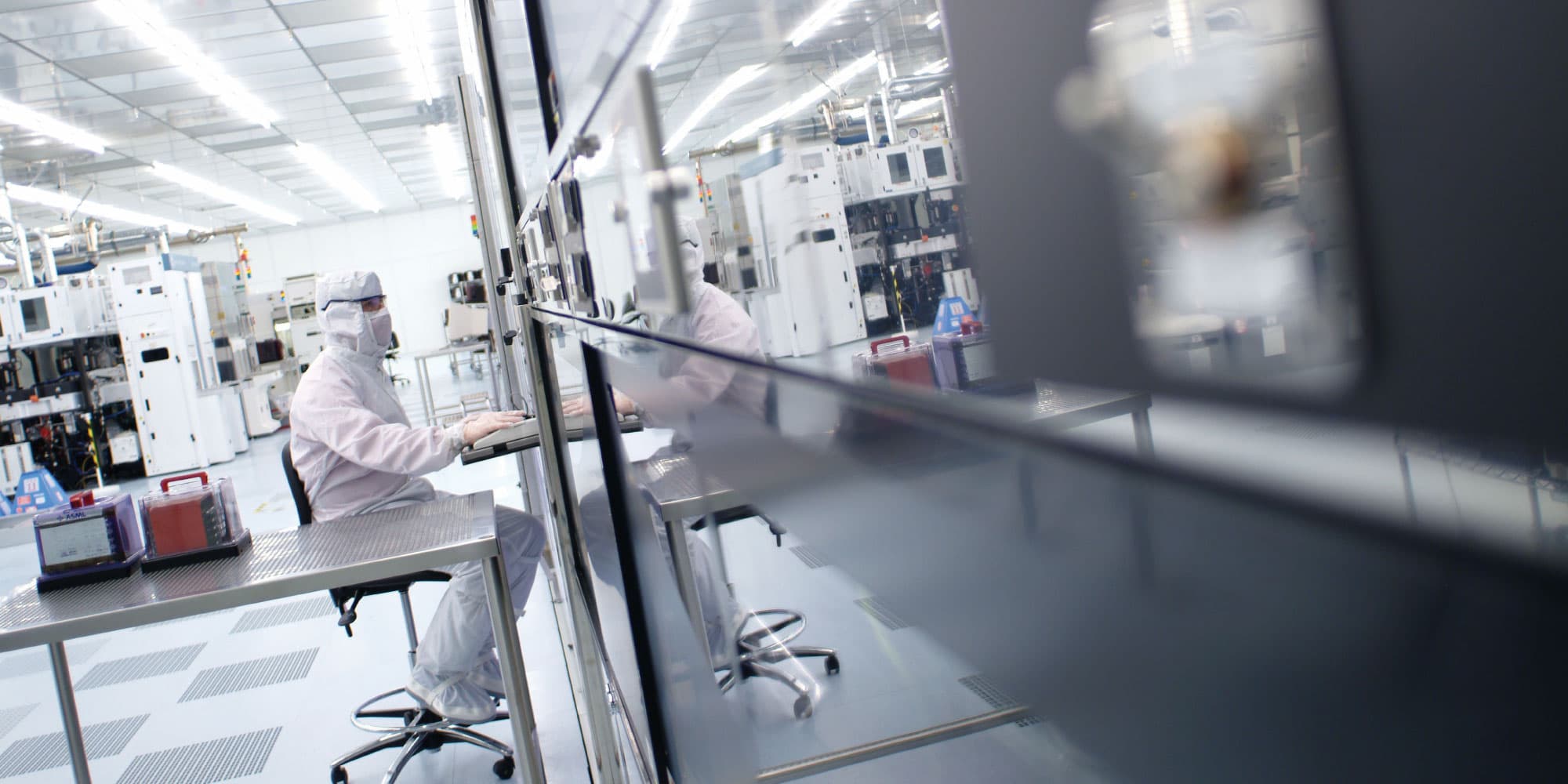 imec-quantum-computing_1 Researchers in cleanroom suits working in a semiconductor cleanroom with lab equipment