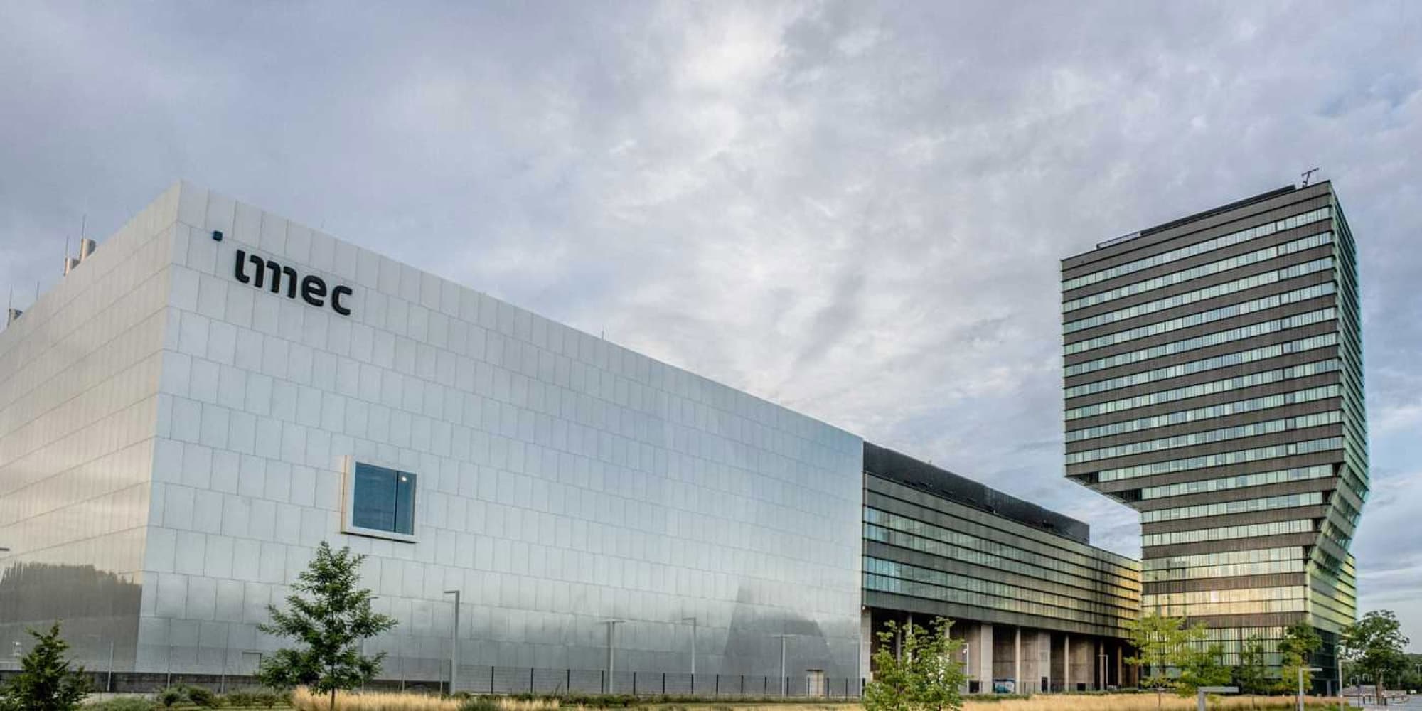 imec imec-campusgebouwen met het imec-logo op een grote witte gevel