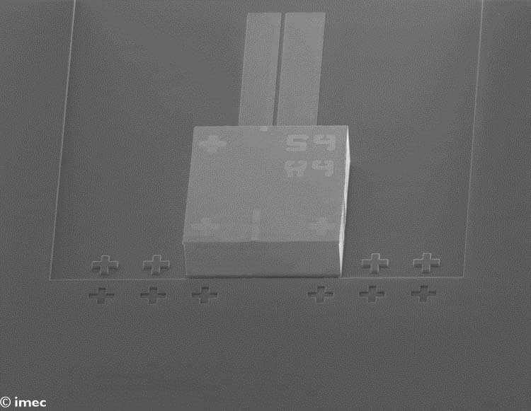 inp-dfb-laser__1 Scanning electron microscope image of an InP DFB laser assembled on a silicon photonics chip