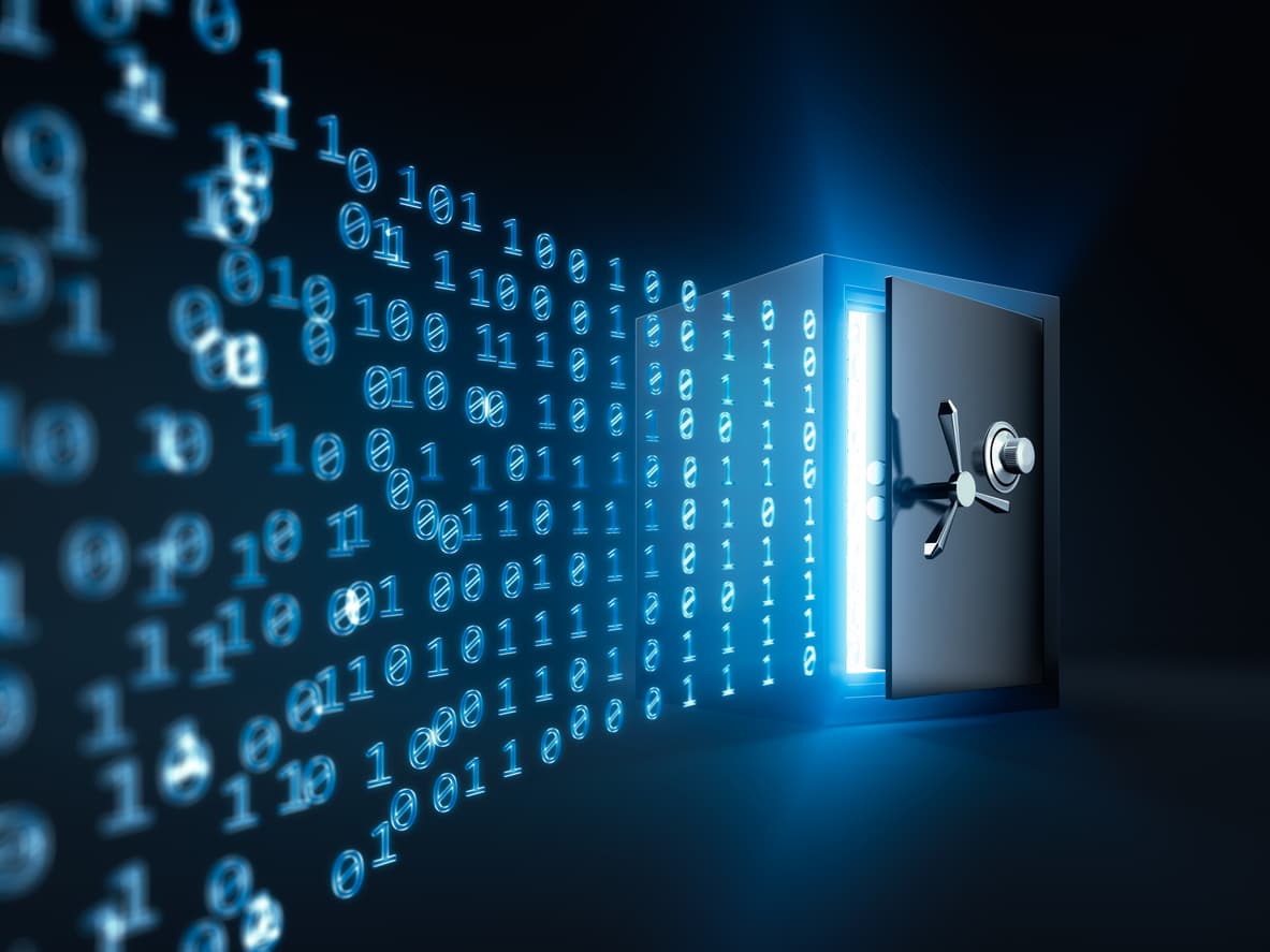 iStock-596384360 Open veilige deur met stromen binaire code die naar buiten stromen
