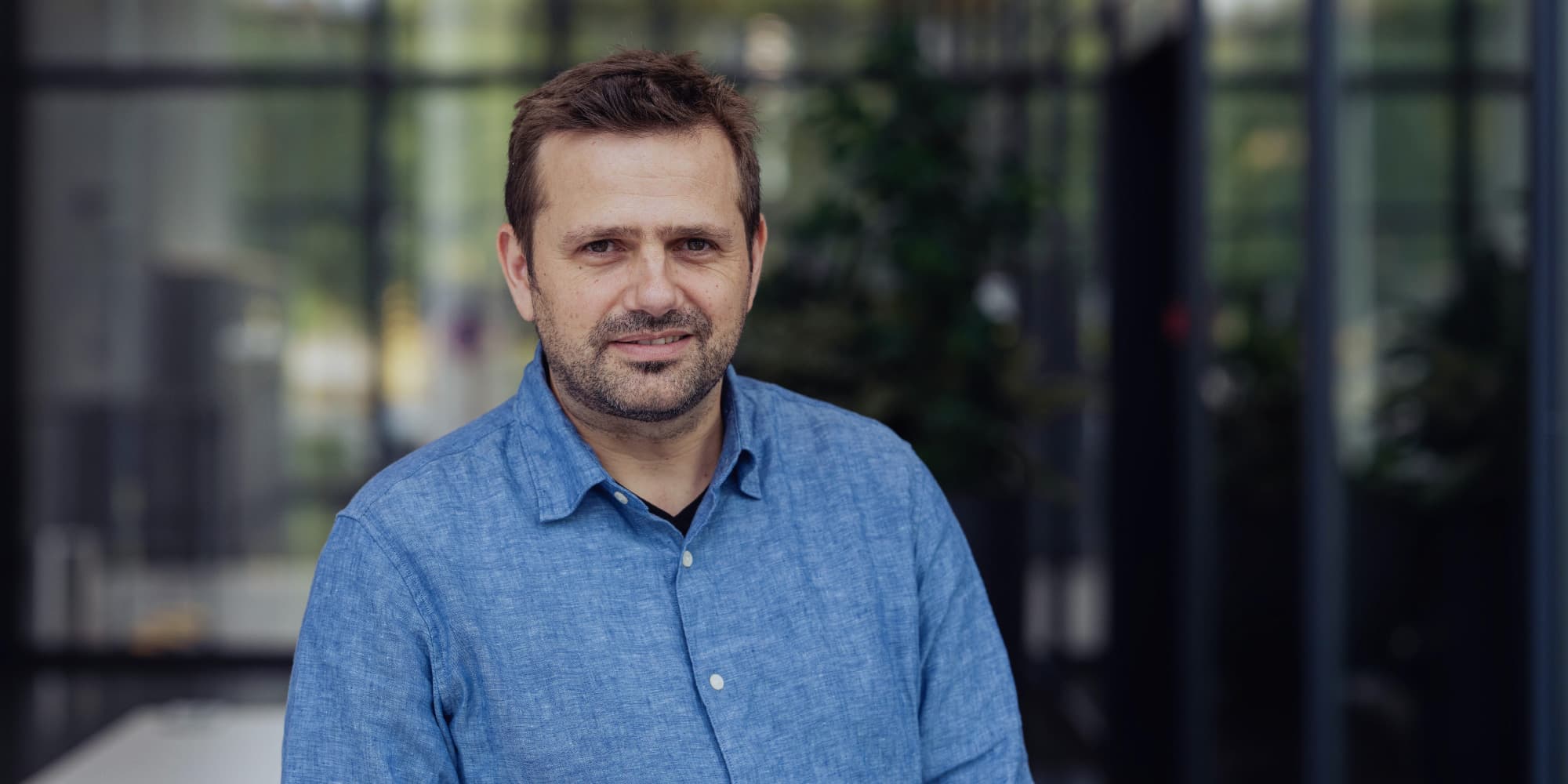 Karl-Tuyls Portrait of imec fellow Karl Tuyls in a blue shirt