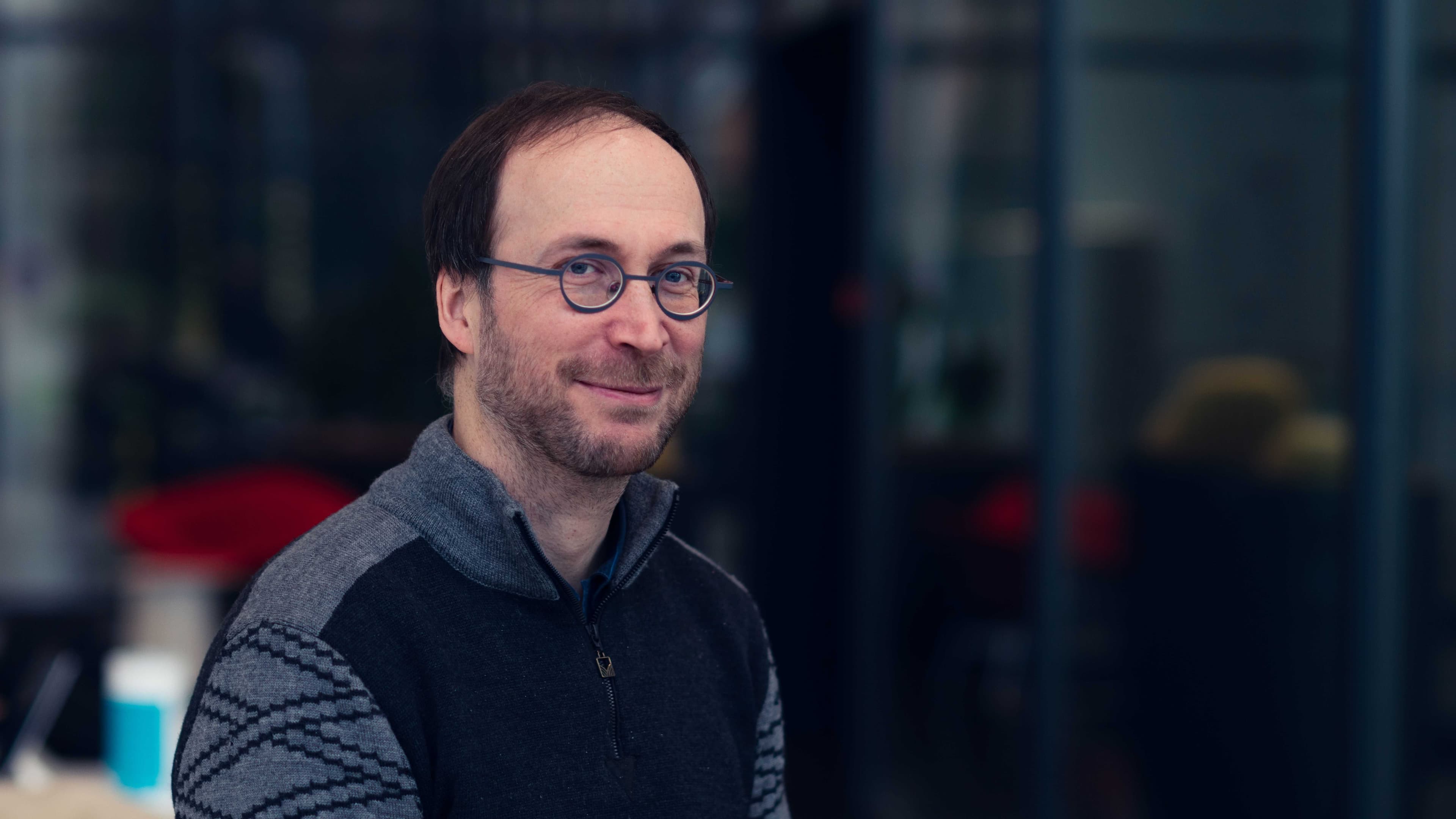 Koen%20Martens001 Portrait of Koen Martens, principal scientist at imec, wearing glasses and a dark sweater.