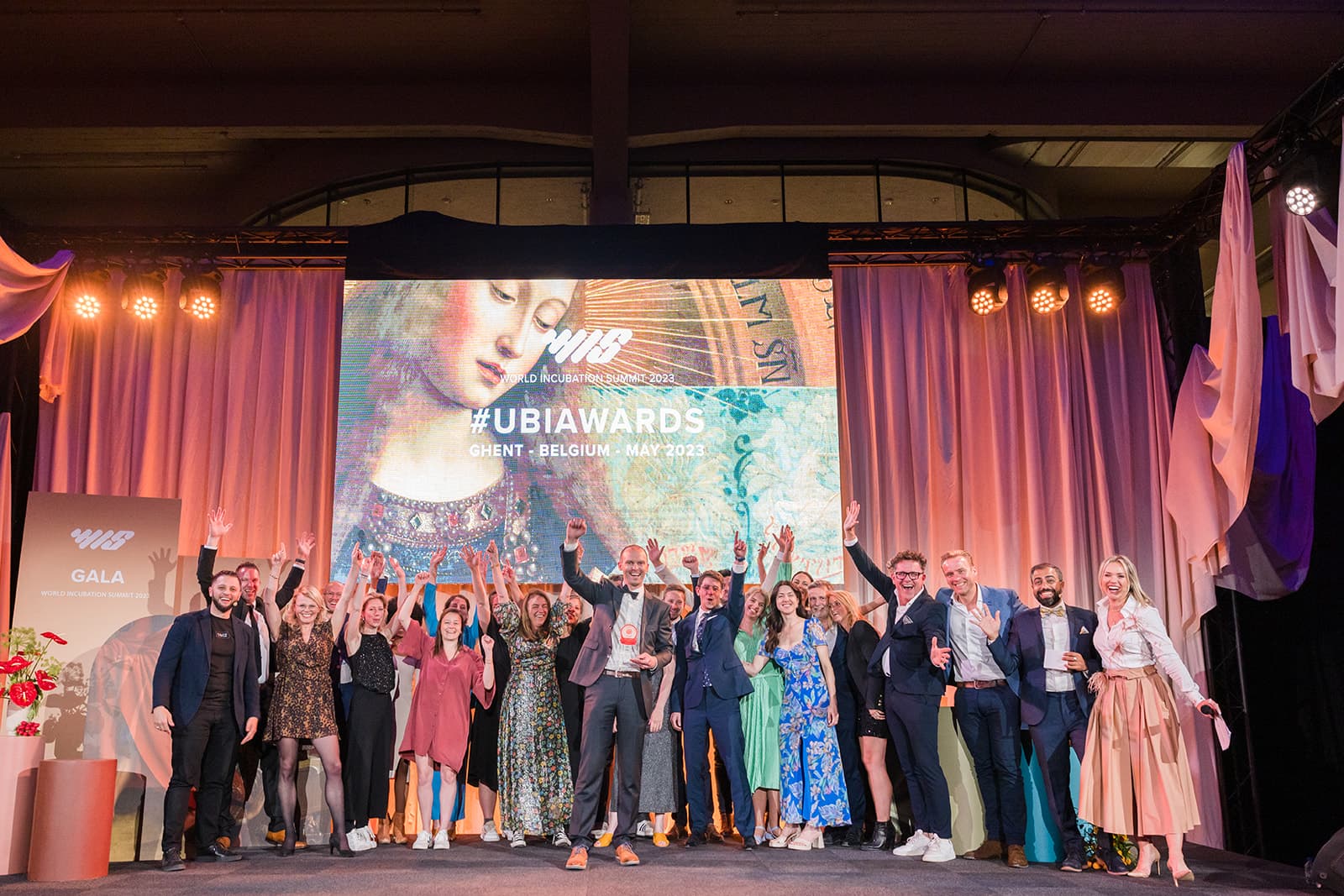 leyla_hesna_imec_6W1A6330_websize Award winners and organizers celebrating on stage at the UBI Awards gala in Ghent, Belgium