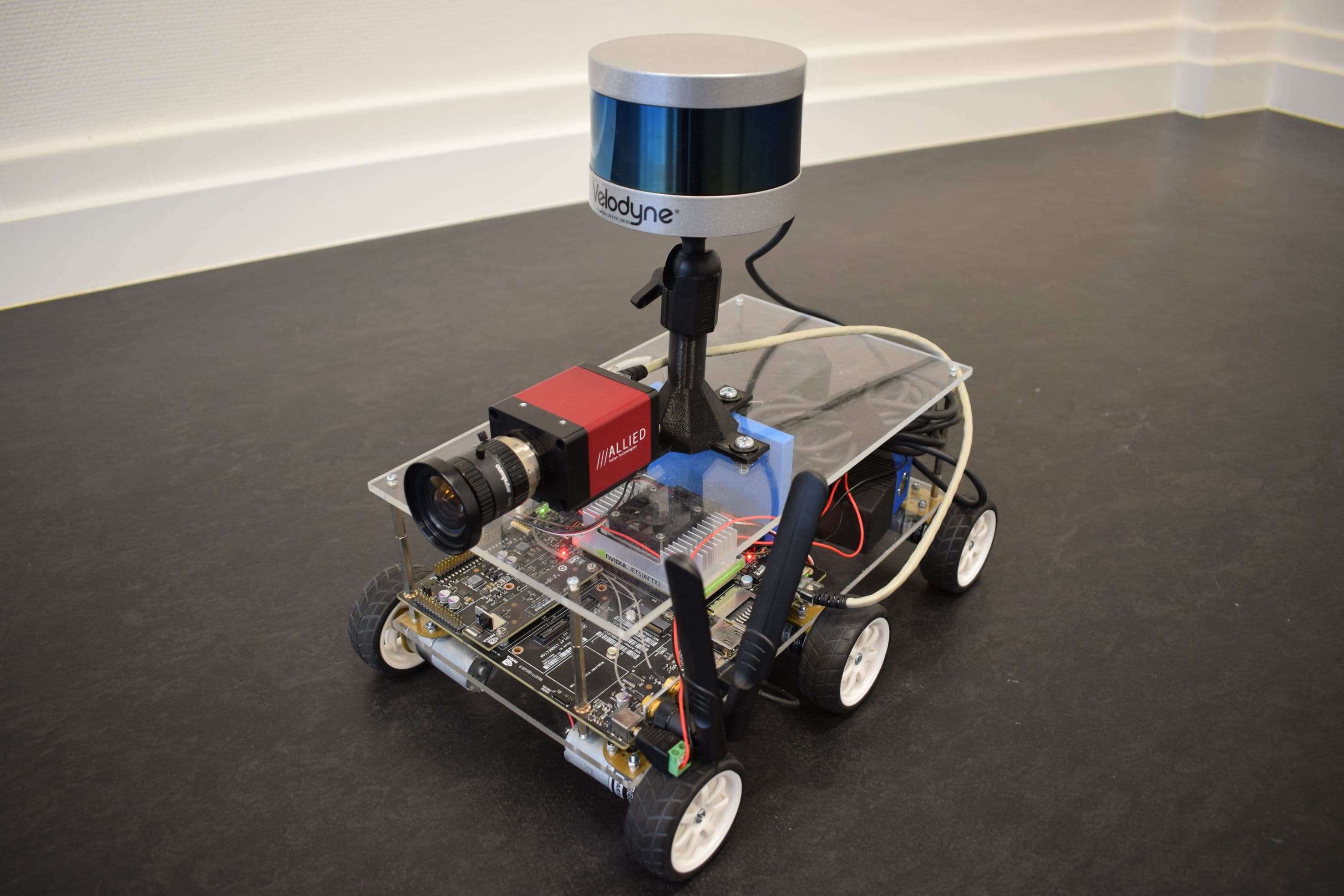 LiBorg-systeem_LR_0 Small four-wheeled robot with a Velodyne lidar scanner and camera mounted on top