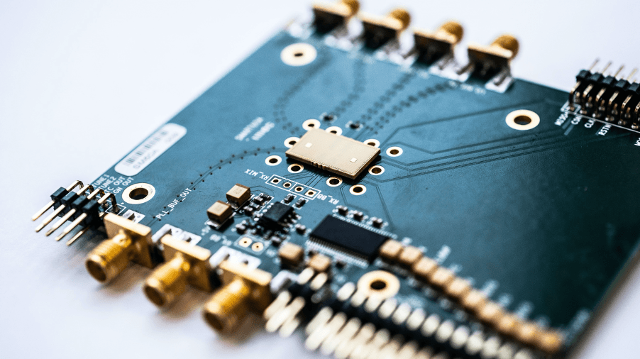 low-power%2060Ghz%20radar%20module Laagvermogens 60 GHz-radarmodule op een printplaat met een centrale chip en goudkleurige connectoren