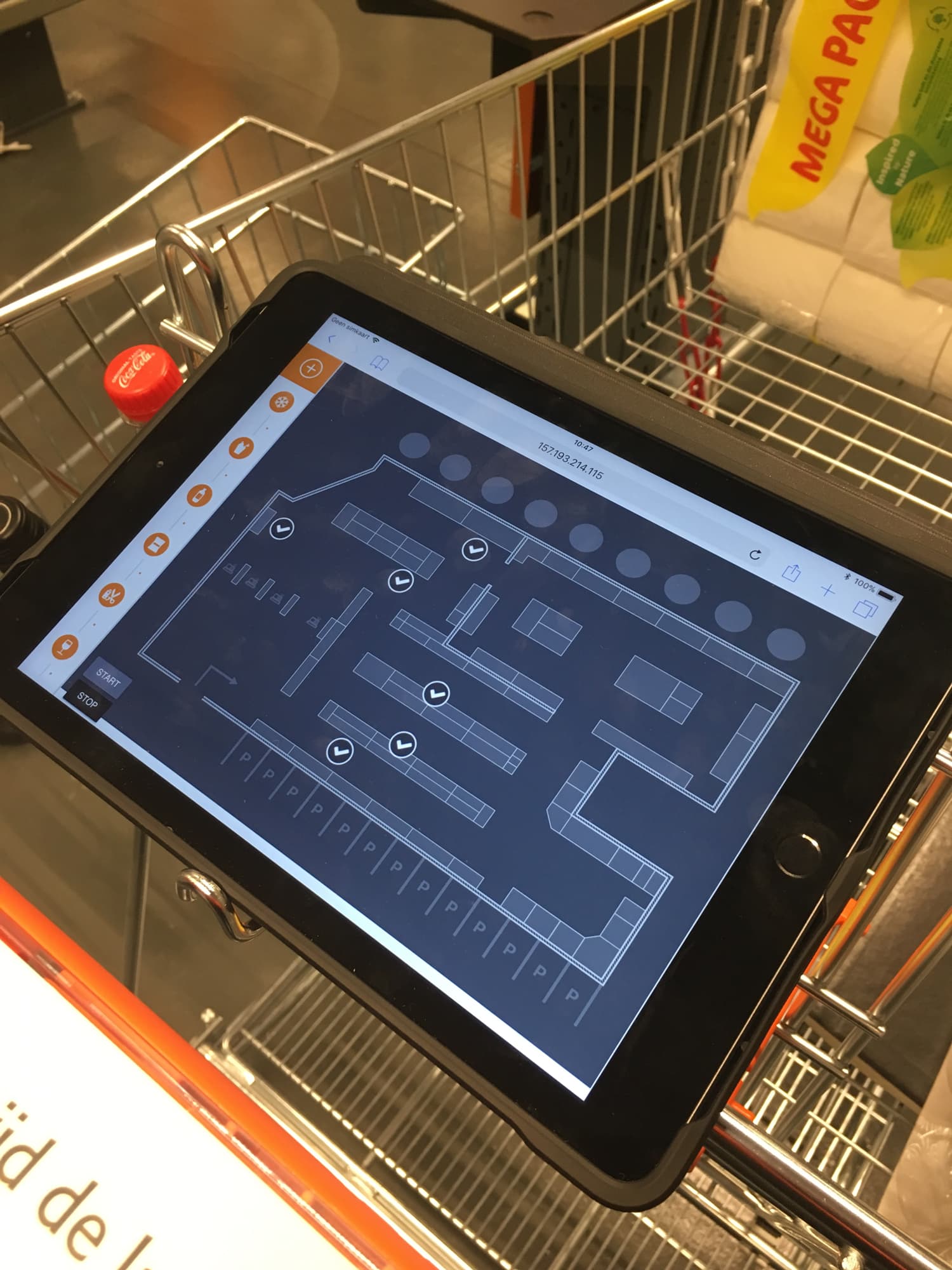 LUNAR-winkelkar_0 Tablet bevestigd in een winkelwagen met een app voor een plattegrond van de winkel voor binnennavigatie