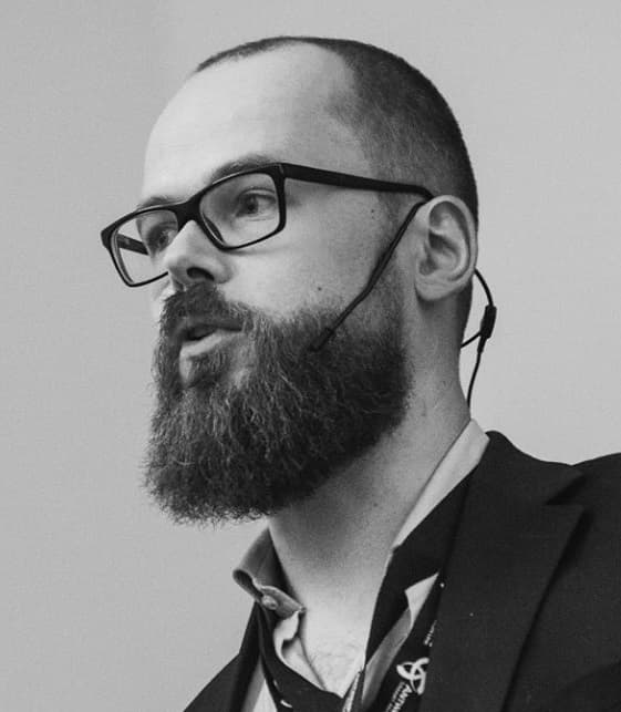 maarten_pres_1 Portrait of Maarten Weyn wearing glasses and a suit jacket
