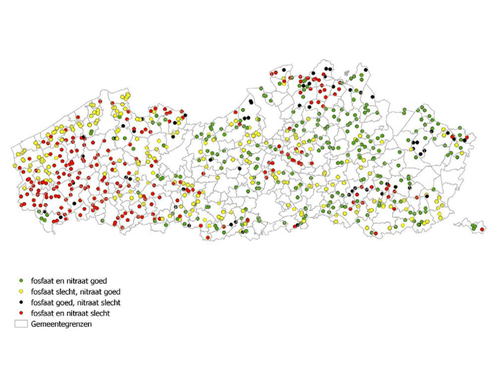 MAP-netwerk_Waterkwaliteit_2_copyright%20VMM Kaart van Vlaanderen met gekleurde waterkwaliteitsmeetpunten en een legenda voor nitraat- en fosfaatresultaten