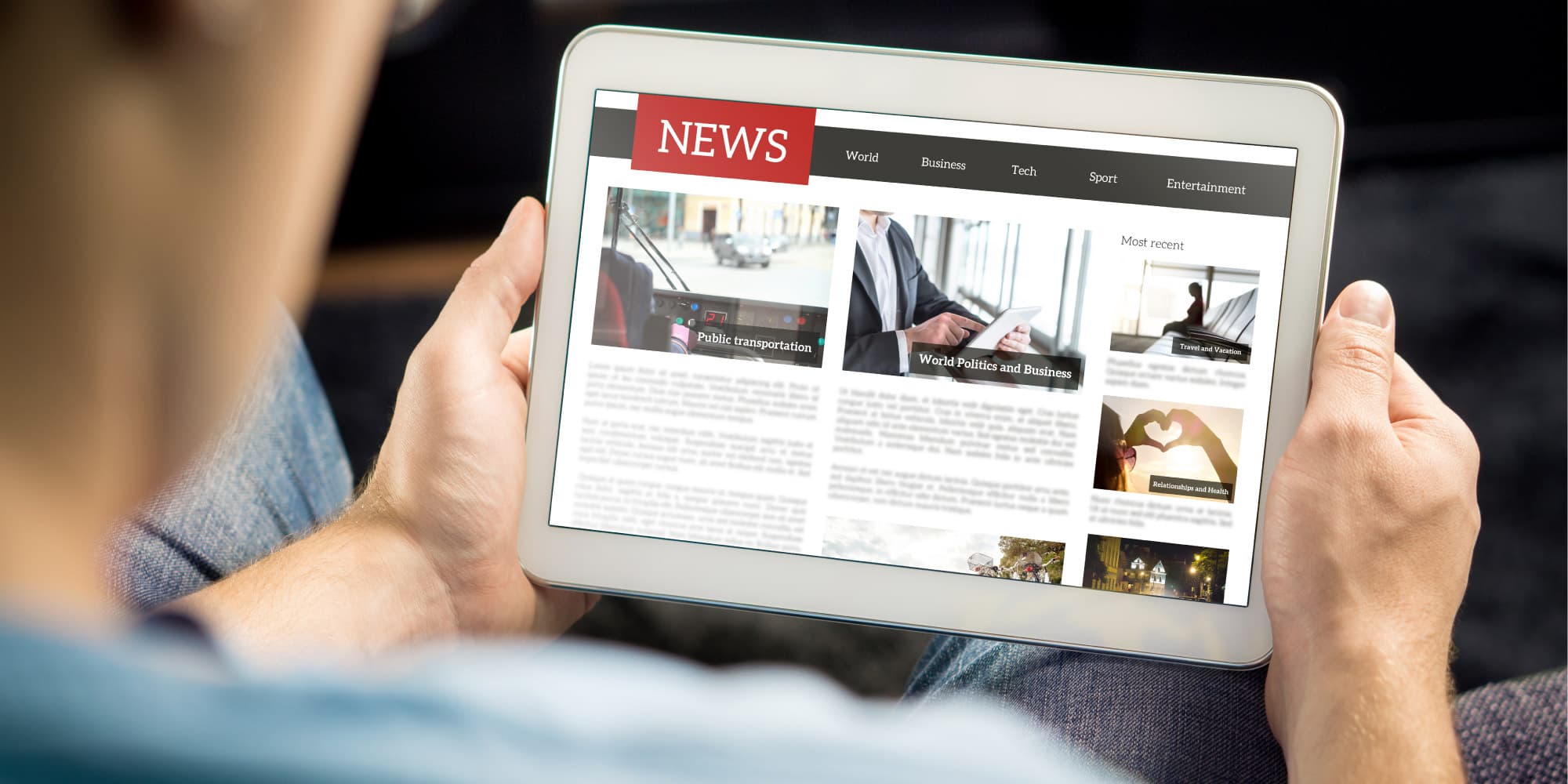 media-analyse Persoon die een tablet gebruikt waarop een nieuwssite met meerdere koppen en sectiecategorieën wordt weergegeven.