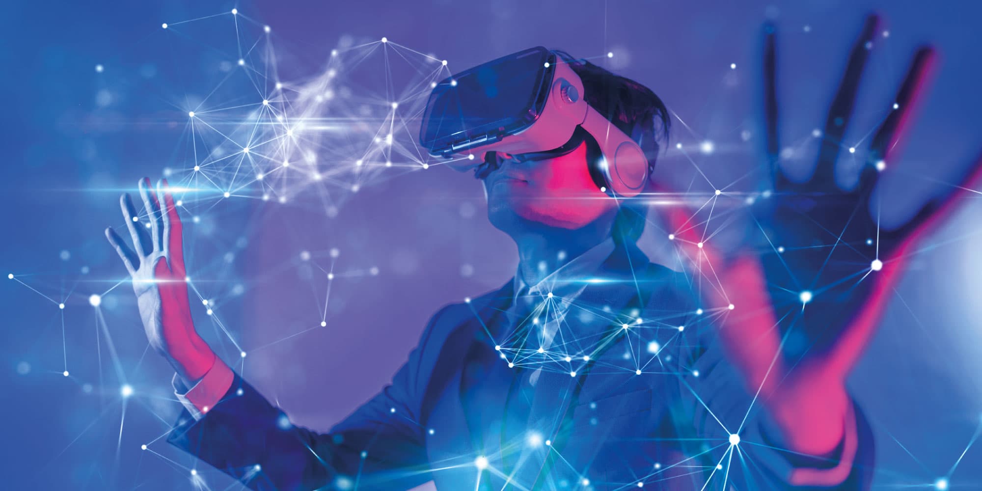 metaverse Persoon met een VR-headset en geheven handen temidden van een gloeiend netwerk van verbonden punten