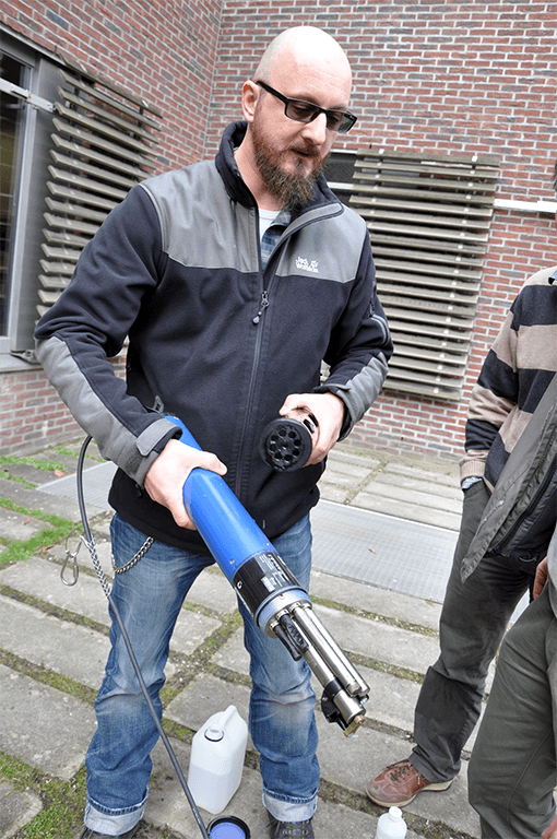 miltiparametersonde_2_copyright%20VMM Onderzoeker houdt buiten een blauwe watermultisensor vast