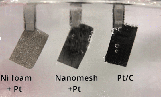 Nanomesh Gasbellen die opstijgen uit drie teststrips, waarbij de nanomesh in het midden de meeste waterstofbellen produceert.