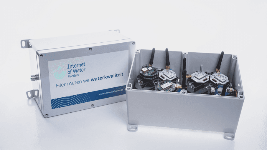 network_tester_iow Internet of Water Flanders network tester with antenna-equipped sensor modules in an open gray case