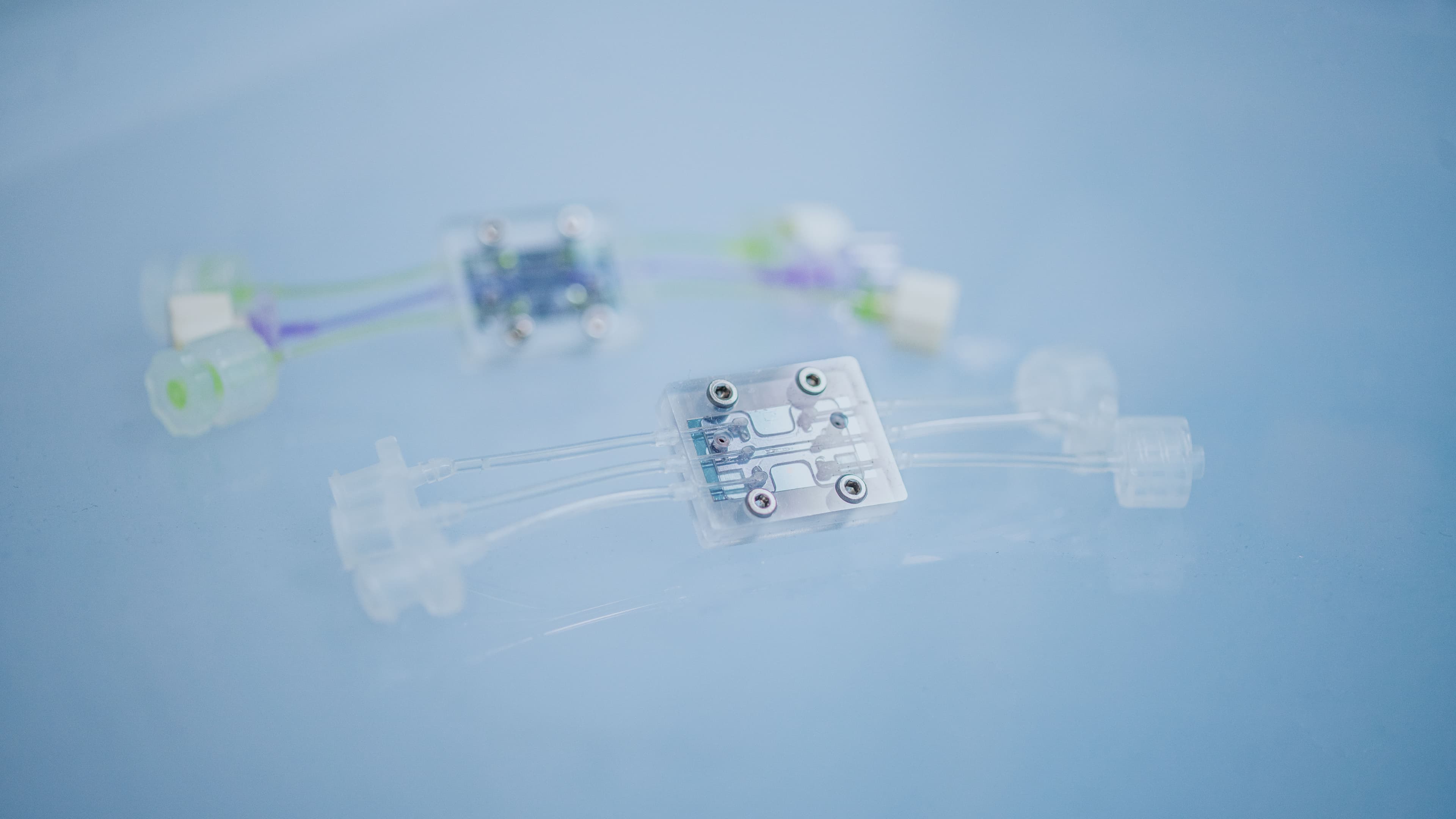 Organ%20on%20chip00008 Microphysiological system with transparent fluidic channels, sensors and a small chip-like device.