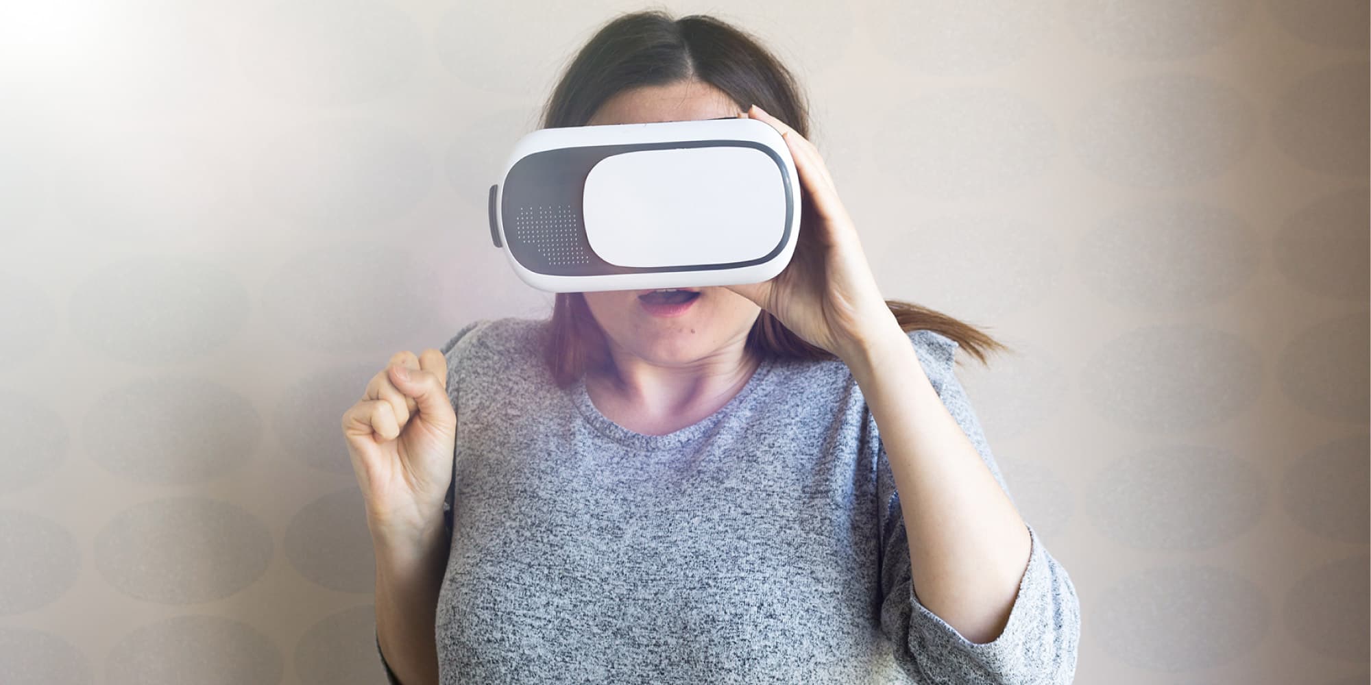 Patronus Vrouw met een VR-headset en een gespannen vuist, wat wijst op intensieve angsttherapie