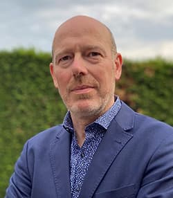 Paul_Malisse1 Portrait of Paul Malisse in a blue blazer outdoors