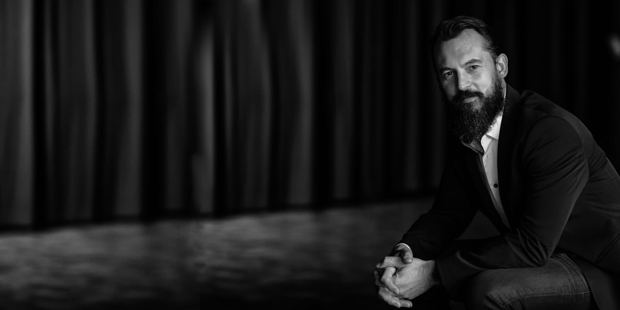 peter-peumans002magazinenew_1 Portrait of Peter Peumans seated against a dark background