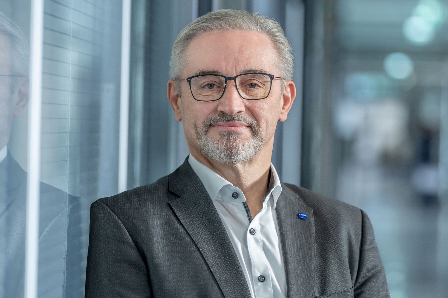 press%20photo%202_thomas-stammler-smt-management Portrait of Thomas Stammler, ZEISS SMT chief technology officer, in a suit and glasses.