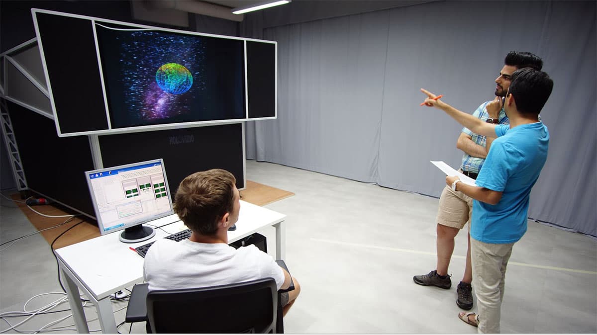 proefpersonen-hologram Onderzoekers evalueren een hologram op een groot scherm in een laboratoriumomgeving.