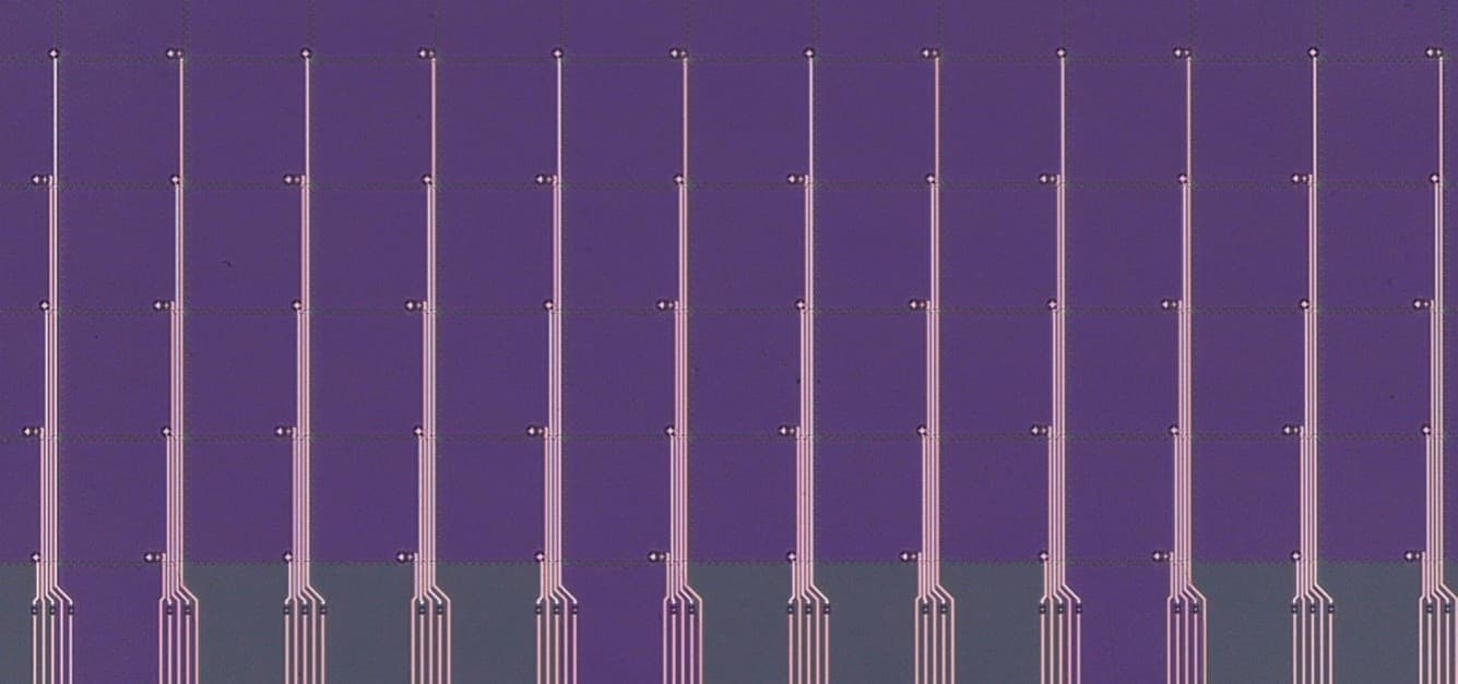 Programmable%20droplet%20processor_0 Programmable droplet processor chip with a grid of vertical microfluidic channels